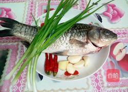 葱烧鲫鱼的做法图解1