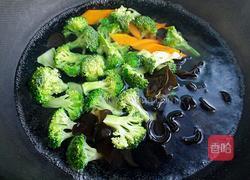 炝西兰花的做法图解2