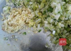 香菇芹菜猪肉馄饨的做法图解2