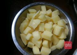 胡萝卜土豆烧肉的做法图解2