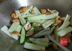 青椒炒丝瓜的做法图解5