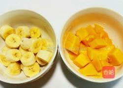 芒果香蕉果汁的做法图解1