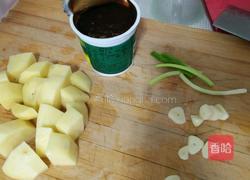 沙丁鱼炖土豆的做法图解2