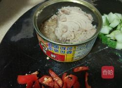 金枪鱼炒饭的做法图解2