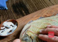 年夜饭_清蒸鱼的做法图解2