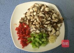 香菇鸡丁的做法图解3