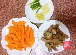 胡萝卜炒鸡肝的做法图解3