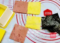 Illustration of how to make triangular rice balls 4