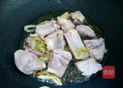 排骨烩酸菜的做法图解4