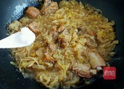 排骨烩酸菜的做法图解9