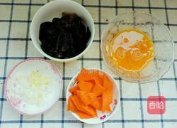 胡萝卜木耳炒鸡蛋的做法图解1