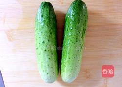 黄瓜拌洋葱的做法图解1