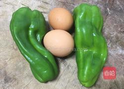 青椒煎蛋的做法图解1