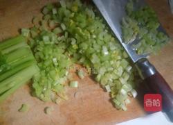 炒芹炒肉渣的做法图解1
