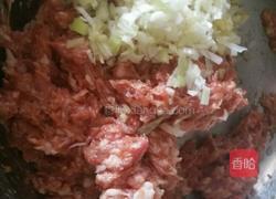 青椒肉馅饺子的做法图解3