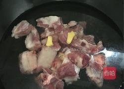 猪肉炖萝卜的做法图解2