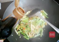 芹菜炒萝卜干的做法图解6