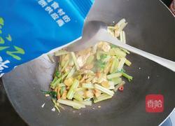 芹菜炒萝卜干的做法图解7