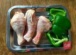 青椒炒鸡腿的做法图解1