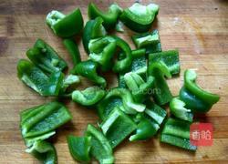 青椒炒鸡腿的做法图解2