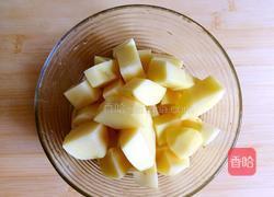土豆顿牛肉的做法图解1