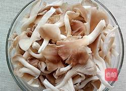 椒盐平菇的做法图解1