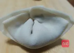 Illustration of how to make cabbage and fungus dumplings 13