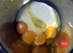 酸奶纸杯蛋糕的做法图解4