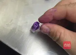 Illustration of making homemade sugar-covered fondant cake 9