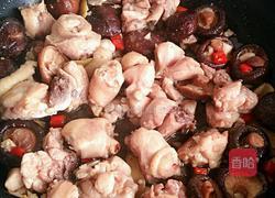 香菇炒鸡腿的做法图解5