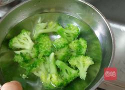 西兰花炒虾的做法图解2