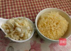 百合银耳雪梨汤的做法图解1