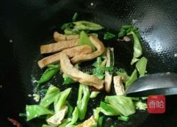 菜椒炒花肠的做法图解2