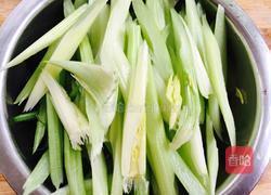 炝拌芹菜的做法图解1