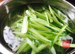 炝拌芹菜的做法图解2