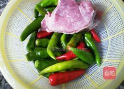 辣椒炒肉片的做法图解1