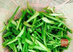 芹菜炒小酥肉片的做法图解2