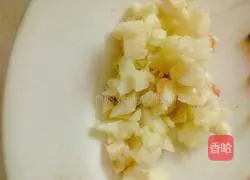 Illustration of how to cook celery and crispy pork slices 5