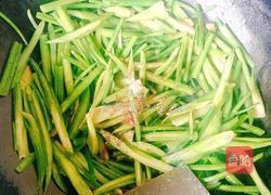 芹菜炒小酥肉片的做法图解8