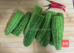 豆豉炒苦瓜的做法图解1