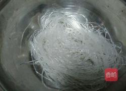 圆白菜粉丝炒肉的做法图解2