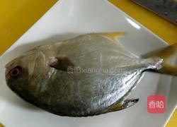 干煎椒盐鲳鱼的做法图解1