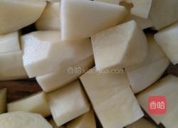 土豆闷猪脚的做法图解2