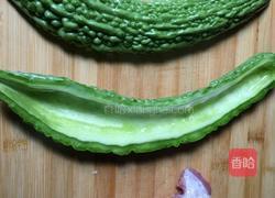 苦瓜炒五花肉的做法图解1