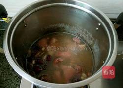 红枣花生猪蹄汤的做法图解4