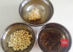 莲子百合汤的做法图解1