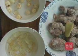 莲子百合排骨汤的做法图解2