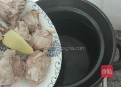 莲子百合排骨汤的做法图解3