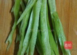 凉拌青椒木耳的做法图解2