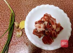 砂锅炖排骨的做法图解1